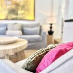 ferienhaus_wellness_natur_whirlpool_sauna_eisbaden_biohacking_tauberchalet_wohnzimmer_pink_design_stil_interior