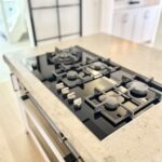 Luxusküche mit Naturstein & Gaskochfeld im TauberChalet