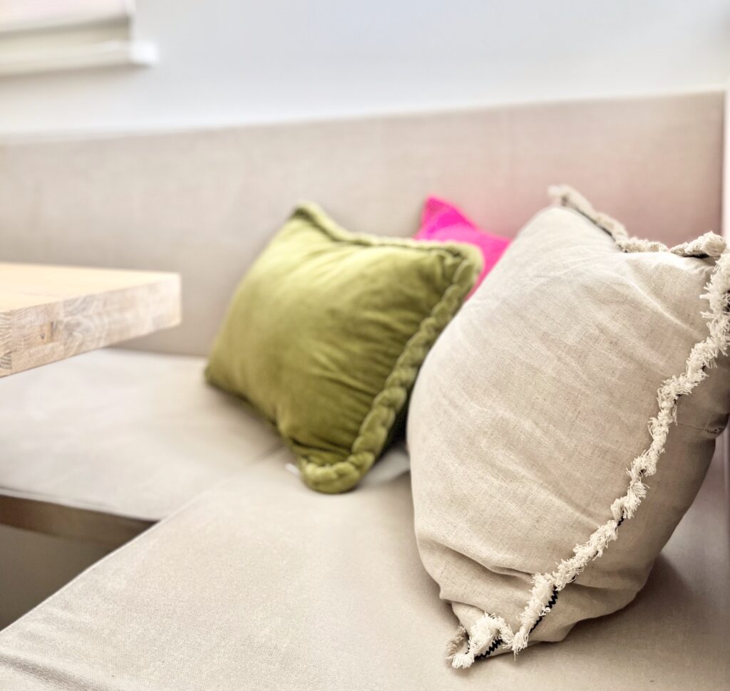 Stilvoller Wohnbereich mit Tageslicht im TauberChalet