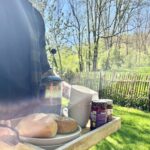 Frühstück im Garten des TauberChalets mit Blick ins Grüne