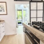 Modernes Gaskochfeld in der Design+ Küche des TauberChalets mit Blick ins Grüne und stilvoller Einrichtung im Einklang mit der Natur und Gesundheit