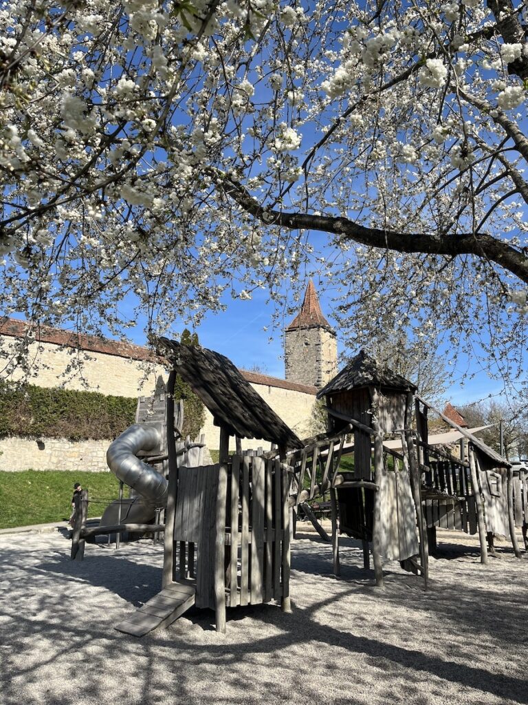 Naturspielplatz vor der Stadtmauer in Rothenburg