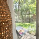 Blick aus dem Schlafzimmer ins Grüne vom TauberChalet
