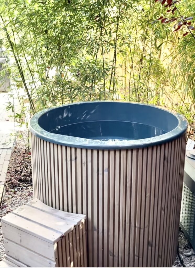 Biohacking-Kältebecken im TauberChalet Garten