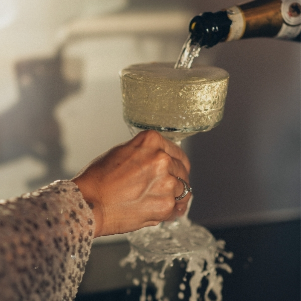 champagner_luxus_trifft_natur_löwenzahn_tauberchalet_auszeit_mit_stil_zellpower