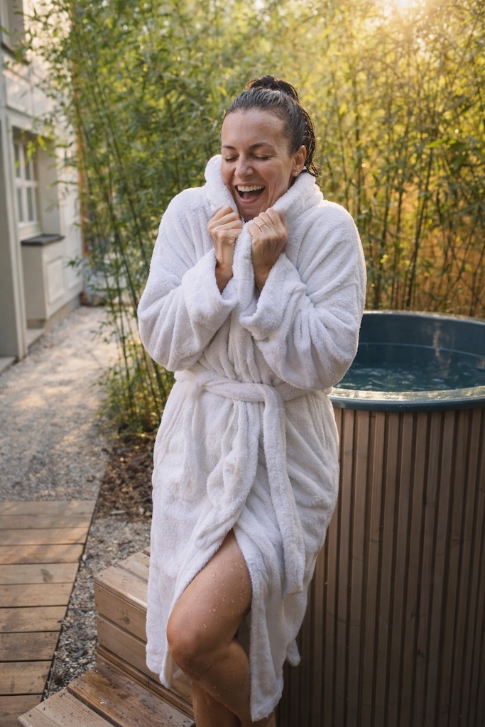 eisbaden_kaeltekick_frau_biohacking_natur_retreat_stoffwechsel_detox_retreat_longevity_tauberchalet
