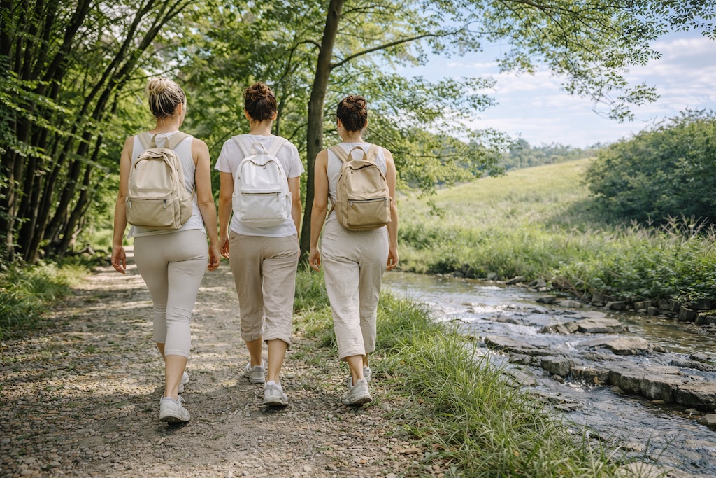 wandern_frauen_ganzheitlich_gesundheit_hormonbalance_natur_wellness_tauberchalet_deutschland