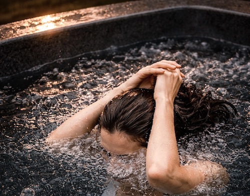 abtauchen_frau_whirlpool_regeneration_tiefschlaf_wohngesund_ferien_hashimoto_tauberchalet