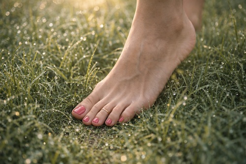 grounding_barfuss_erdung_natur_detox_stoffwechsel_frau_retreat_biohacking_longevity_tauberchalet