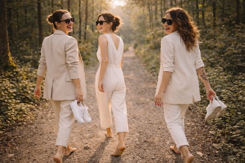 modern_frau_biohacking_luxus_wellness_barfuss_erdung_natur_biohacking_retreat_tauberchalet